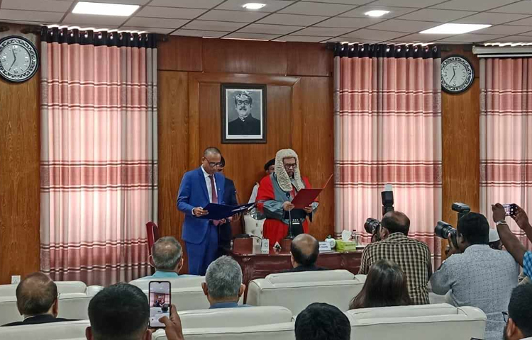 শপথ নিয়েছেন বাংলাদেশ সরকারি কর্ম কমিশনের (পিএসসি) নবনিযুক্ত সদস্য অধ্যাপক ড. প্রদীপ কুমার পাণ্ডে। ছবি: ফজলুল হক