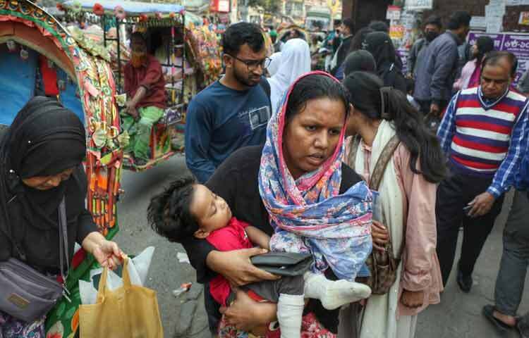 সাত কলেজের সমন্বয়ে প্রস্তাবিত ঢাকা সেন্ট্রাল ইউনিভার্সিটি বাস্তবায়নের দাবিতে রাজধানীর একাধিক স্থানে সড়ক অবরোধ করে আন্দোলন করছেন শিক্ষার্থীরা। এতে ভোগান্তিতে পড়েছেন সাধারণ মানুষ।