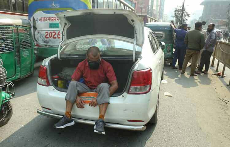 ঢাকা মহানগর এলাকায় আকিজ কোম্পানির মোটা চাকার তিন ধরনের ব্যাটারিচালিত অটোরিকশা বিক্রি বন্ধের দাবিতে রাজধানীর উত্তরবাড্ডা এলাকায় রাস্তা অবরোধ করেছেন চালকরা। ছবি: মাহবুব আলম