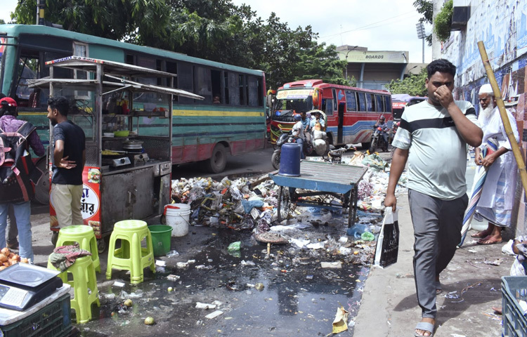 চলতি সপ্তাহের এক সকালে গুলিস্তান মোড়ে দেখা যায়, রাস্তার একপাশে জমানো আবর্জনার স্তূপ। তার মধ্যেই ফুটপাথ দখল করে হকাররা বসে পড়েছেন।