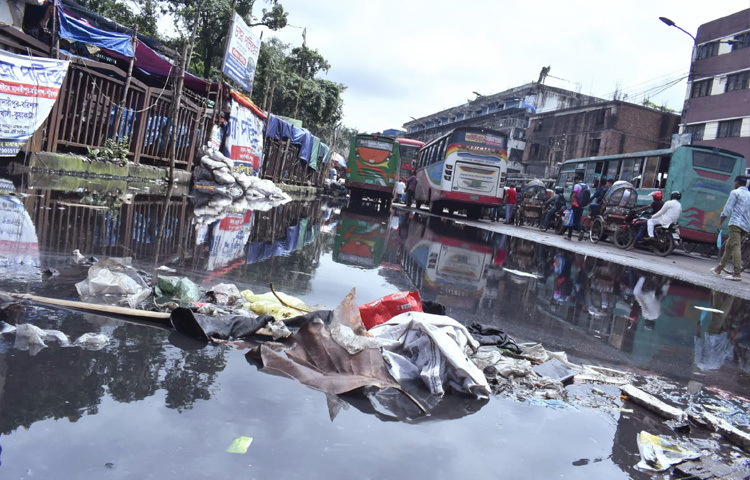 স্থানীয় এক দোকানদার বলেন, ‘বৃষ্টি হোক বা না হোক, ড্রেনেজ ঠিক না থাকায় আমাদের দোকানের সামনেই পানি জমে থাকে। আমরা অনেকবার অভিযোগ করেছি সিটি করপোরেশনে, কিন্তু কোনো কার্যকর পদক্ষেপ দেখিনি।’