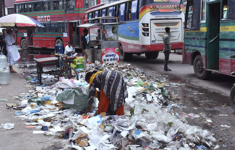 গুরুত্বপূর্ণ এই মোড়ে নাকচেপে হাঁটতে হয় পথচারীদের। কারণ, ময়লার স্তূপ আর জমে থাকা পচা পানির কারণে এলাকাটি একপ্রকার চলাচলের অযোগ্য হয়ে পড়েছে।