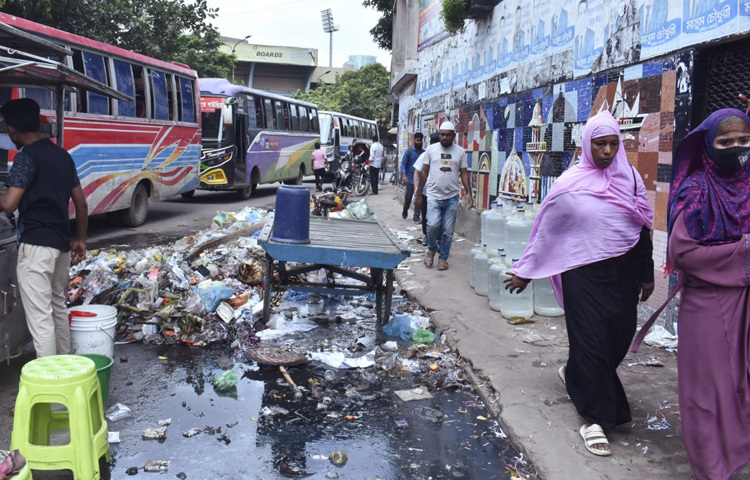 চার রাস্তার এই মোড়টি দক্ষিণ সিটি করপোরেশনের প্রধান কার্যালয়ের খুব কাছেই। এমন অবস্থান সত্ত্বেও এলাকাজুড়ে দীর্ঘদিন ধরে ময়লা-আবর্জনা জমে থাকা, ড্রেনেজ সমস্যার কারণে জলাবদ্ধতা এবং এর ফলে পথচারীদের সীমাহীন ভোগান্তি যেন নিয়মে পরিণত হয়েছে।