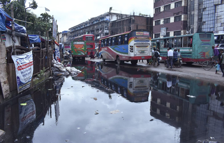 বর্ষাকালে ঢাকার জলাবদ্ধতা যেন নিয়মিত যন্ত্রণার নাম। তবে গুলিস্তানে এই সমস্যা মৌসুমভেদে সীমাবদ্ধ নয়। শুকনো মৌসুমেও এখানকার ড্রেনগুলো ভরে থাকে ময়লা ও প্লাস্টিকে। ফলে হালকা বৃষ্টিতেই রাস্তাজুড়ে জমে যায় পানি।