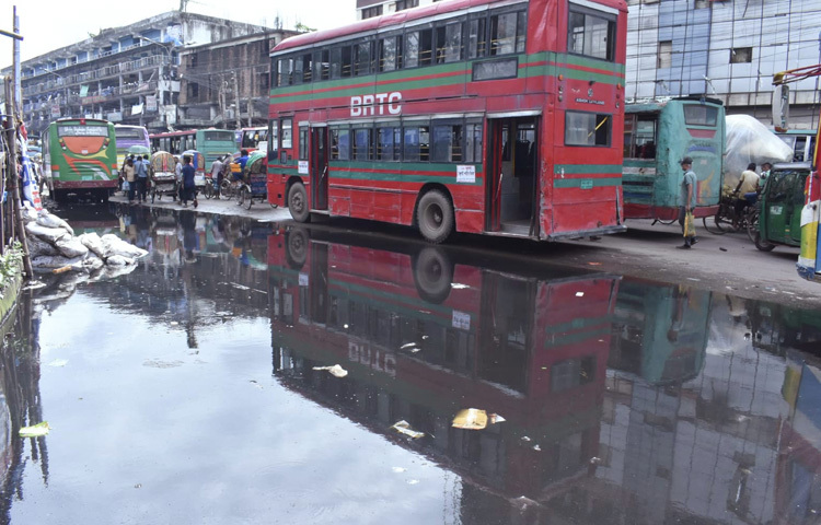 নাগরিক চাপে হাঁপিয়ে ওঠা ঢাকার প্রাণকেন্দ্রে জরুরি পরিষ্কার-পরিচ্ছন্নতা এবং জলাবদ্ধতা নিরসনের কার্যকর ও টেকসই পদক্ষেপ এখন সময়ের দাবি।