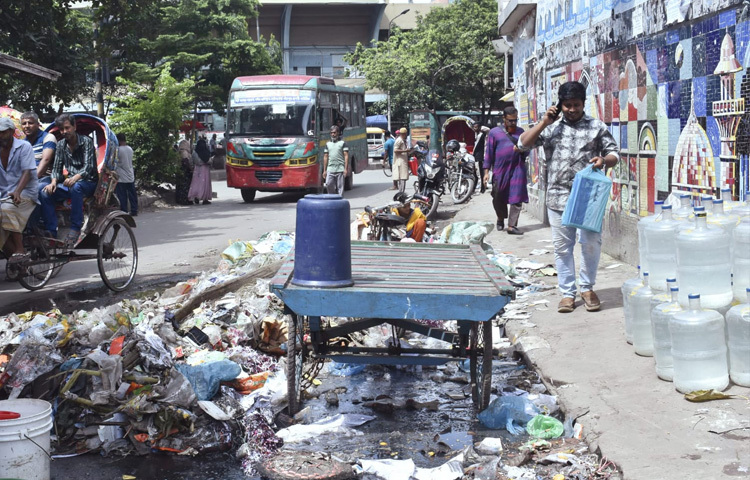সবচেয়ে বিস্ময়কর বিষয় হচ্ছে দক্ষিণ সিটি করপোরেশনের প্রধান কার্যালয় থেকে মাত্র কয়েক মিনিটের পথেই এই অব্যবস্থা বিরাজ করছে। করপোরেশনের এত কাছাকাছি একটি এলাকায় যদি এমন চিত্র থাকে, তবে শহরের অন্য এলাকার কী অবস্থা-এই প্রশ্ন থেকেই যায়।