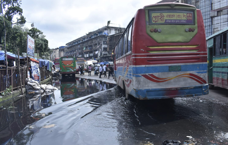 রাজধানীর গুরুত্বপূর্ণ গুলিস্তান মোড়ে এভাবে জনদুর্ভোগ চলতে থাকলে শহরের সৌন্দর্য যেমন নষ্ট হবে, তেমনি মানুষের দৈনন্দিন জীবন আরও জটিল হয়ে পড়বে।