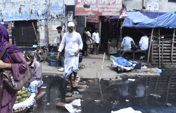 এই সমস্যার স্থায়ী সমাধানে দরকার সমন্বিত উদ্যোগ। একদিকে জনসচেতনতা, অন্যদিকে প্রশাসনের তৎপর ও দায়িত্বশীল ভূমিকা থাকা উচিত। আধুনিক ড্রেনেজ ব্যবস্থার প্রয়োজনীয়তা অনেক পুরোনো কথা হলেও তা বাস্তবায়নে দেখা যায় না কার্যকর অগ্রগতি।