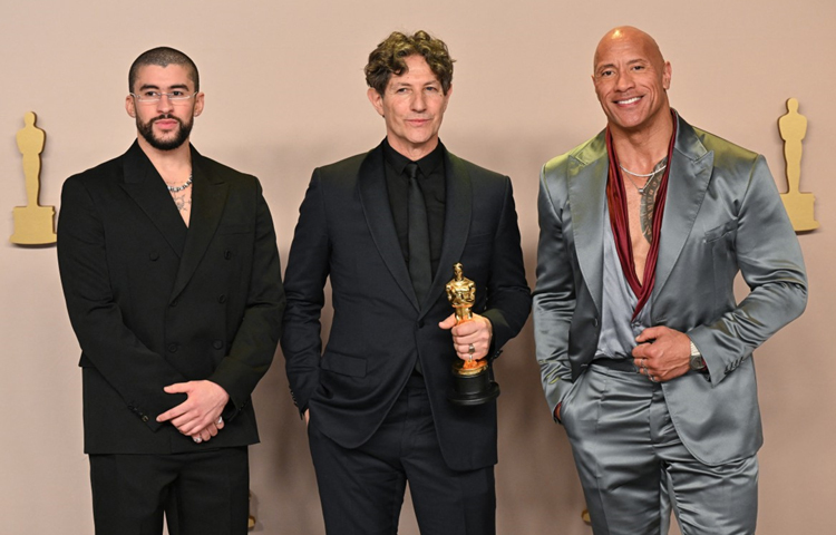 এক ফ্রেমে ধরা দিয়েছেন পুয়ের্তো রিকান গায়ক ব্যাড বানি, মার্কিন অভিনেতা ডোয়াইন জনসন ও পরিচালক জোনাথন গ্লেজার। ছবি: রবিন বেক/ এএফপি