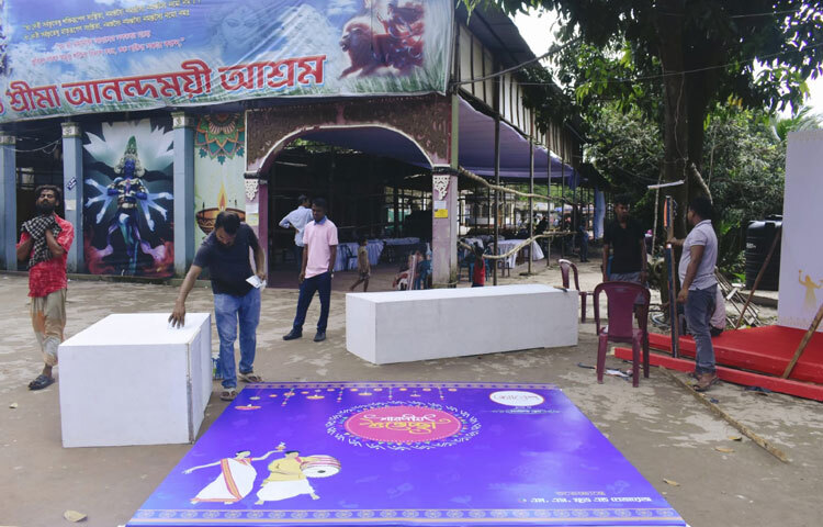 দেশব্যাপী পূজাকে কেন্দ্র করে আইনশৃঙ্খলা রক্ষাকারী বাহিনীও রয়েছে সর্তক অবস্থানে। মণ্ডপে মণ্ডপে নজরদারি, বিশেষ টহল এবং স্বেচ্ছাসেবক দল দায়িত্ব পালন করছে যাতে ভক্তরা নির্বিঘ্নে পূজার আনন্দ উপভোগ করতে পারেন। পাশাপাশি স্থানীয় প্রশাসনও নিয়েছে নানামুখী পদক্ষেপ।