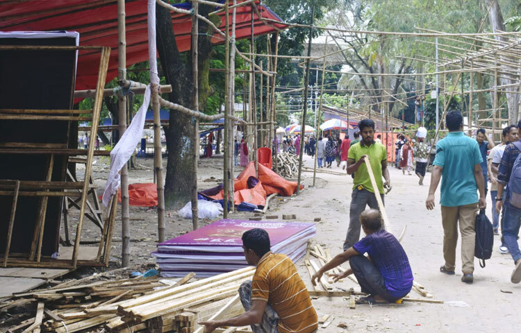 শিল্পীদের ব্যস্ততা এখন আলোকসজ্জা ও নকশা ফুটিয়ে তোলার কাজে।
