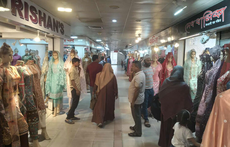 আসন্ন শারদীয় দুর্গাপূজা উপলক্ষে নারীদের পোশাকের ভালো সংগ্রহ এনেছে রাজধানীর মৌচাক এলাকার ফরচুন শপিংমলের ড্রেস কর্নার। তবে এখনো কাঙ্ক্ষিত বিক্রি হচ্ছে না বলে দাবি করেছেন প্রতিষ্ঠানটির কর্ণধার মাসুদ রানা। ছবি: নাজমুল হোসেন বাপ্পি