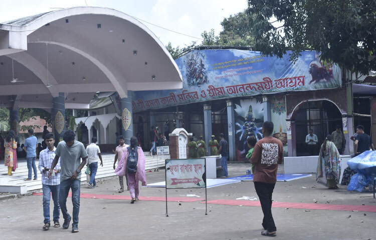 দুর্গাপূজা আজ শুধু সনাতন ধর্মাবলম্বীদের মধ্যেই সীমাবদ্ধ নেই, বরং এটি এখন বাঙালির সার্বজনীন উৎসব। ধর্ম-বর্ণ নির্বিশেষে সবাই ভিড় করে মণ্ডপে, উপভোগ করে দেবী দর্শন আর সাংস্কৃতিক অনুষ্ঠান। পূজার এই মিলনমেলা একদিকে ভক্তদের আধ্যাত্মিক তৃপ্তি যোগায়, অন্যদিকে সামাজিক সম্প্রীতির বার্তা ছড়িয়ে দেয়।