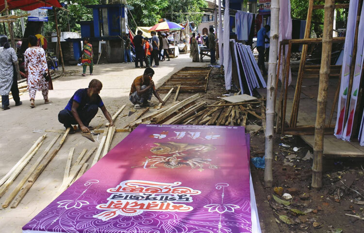 দেশজুড়ে যখন সাজসজ্জা আর আনন্দের ছোঁয়া, তখন রাজধানীর রমনা কালী মন্দির থেকে ধরা পড়া এক ঝলকই বলে দেয়-শারদীয় দুর্গাপূজা শুধুই ধর্মীয় উৎসব নয়, বরং এটি আনন্দ, ঐক্য আর সংস্কৃতির উজ্জ্বল প্রতীক।