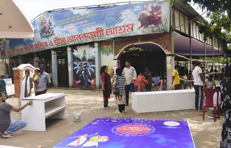 ঢাকার প্রাণকেন্দ্রে অবস্থিত রমনা কালী মন্দির যেন উৎসবের আলোকছটায় উজ্জ্বল।