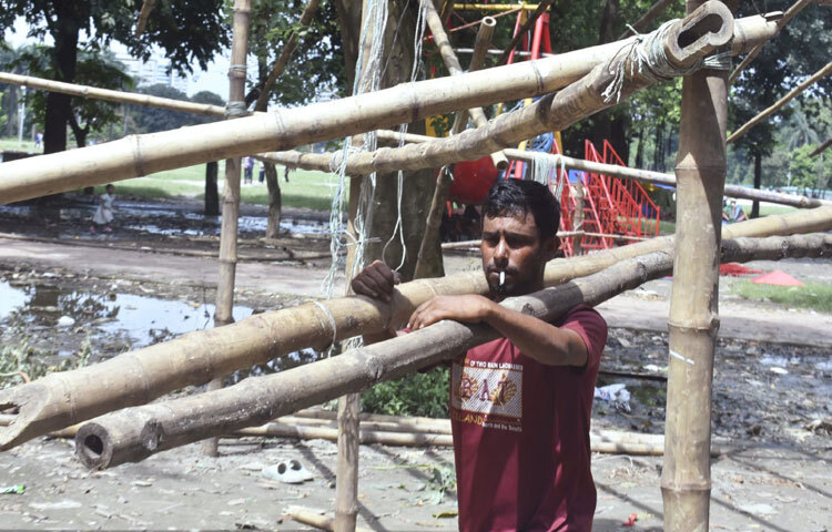 শারদীয় দুর্গাপূজা ভক্তদের কাছে যেমন দেবী দুর্গার আবাহন, তেমনি এটি অশুভ শক্তির বিরুদ্ধে শুভের বিজয়ের প্রতীক। প্রতিমার চোখে চোখ রাখলেই যেন ভেসে ওঠে সেই বার্তা-অন্ধকারকে পেছনে ফেলে আলোয় ফেরার আহ্বান।