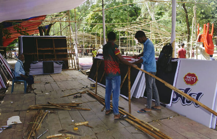 শুধু রাজধানী নয়, জেলা-উপজেলা থেকেও আসছে উৎসব প্রস্তুতির খবর। কোথাও শেষ মুহূর্তের রঙের কাজ চলছে, কোথাও প্রতিমা বিসর্জনের মঞ্চ তৈরি হচ্ছে।