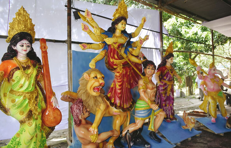 স্থানীয় তরুণ-তরুণীরা মণ্ডপ সাজাতে ব্যস্ত, নারীরা ব্যস্ত প্রসাদ ও পুজার সামগ্রী তৈরিতে। দুর্গাপূজাকে ঘিরে গ্রামীণ মেলা, প্যান্ডেল আর নাট্যআয়োজনও চলছে সমানতালে।