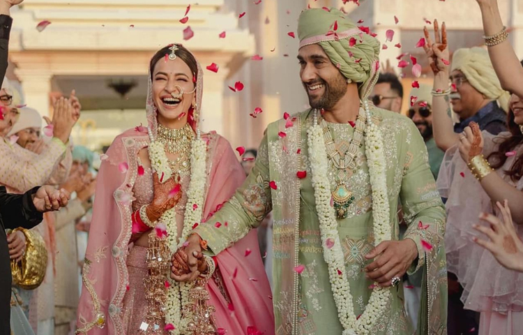 বিয়েতে গোলাপি রঙের লেহেঙ্গা পরেছেন অভিনেত্রী। আর শেরওয়ানিতে বর সেজেছিলেন পুলকিত। ছবি: ইনস্টাগ্রাম