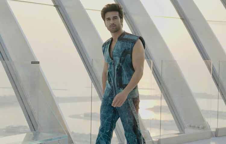 দিল্লিতে বেড়ে ওঠা পুলকিত সম্রাটের অভিনয়ের প্রতি আগ্রহ ছোটবেলা থেকেই। মুম্বাইয়ে এসে অভিনয় শেখা, অডিশন দেওয়া, প্রত্যাখ্যান সবই ছিল তার যাত্রাপথের অংশ। টেলিভিশনের মাধ্যমে অভিনয়জীবন শুরু হলেও বড় পর্দার স্বপ্ন ছাড়েননি কখনোই।