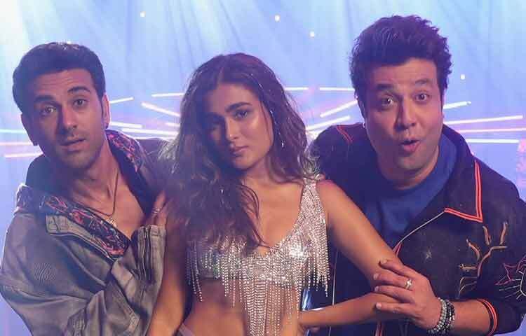 সব সংশয় ভেঙে দিয়ে আসে ‘ফুকরে’। এই ছবির ‘হান্টার’ চরিত্রটি পুলকিত সম্রাটকে এনে দেয় আলাদা পরিচিতি। স্বতঃস্ফূর্ত অভিনয়, সাবলীল কমেডি আর বন্ধুত্বের গল্পে তিনি হয়ে ওঠেন দর্শকের আপনজন।