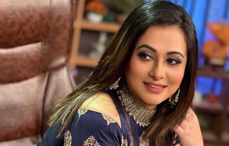 পূর্ণিমা ১৯৯৮ সালে চলচ্চিত্রে নাম লেখালেও নায়িকা হিসেবে তুমুল জনপ্রিয়তা পান ২০০৩ সালে মতিউর রহমান পানুর যৌথ প্রযোজনায় ‘মনের মাঝে তুমি’ ছবিতে। ছবি: ফেসবুক থেকে