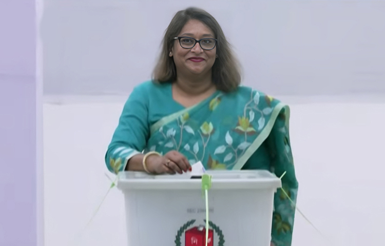 প্রধানমন্ত্রীর সঙ্গে ভোট দেন তার মেয়ে সায়মা ওয়াজেদ পুতুল। এসময় সঙ্গে ছিলেন প্রধানমন্ত্রীর বোন শেখ রেহানা ও তার ছেলে রাদওয়ান। ছবি: টিভি ফুটেজ থেকে নেওয়া