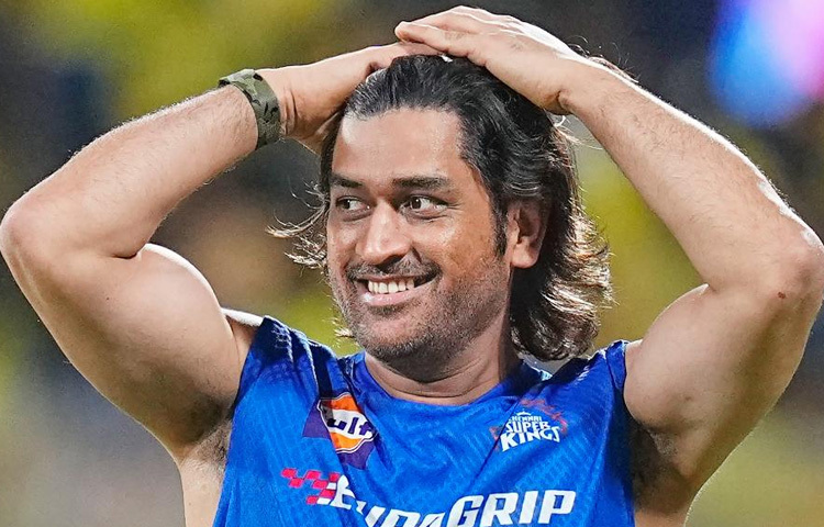 ধোনি মানেই ঠান্ডা মাথা। চাপের মুখে হাসিমুখে সিদ্ধান্ত নেওয়ার যে অসাধারণ ক্ষমতা তিনি দেখিয়েছেন, তা তাকে দিয়েছে ‘ক্যাপ্টেন কুল’ খেতাব। গুরুত্বপূর্ণ মুহূর্তে গম্ভীর, কোহলি কিংবা যুবরাজদের ওপর ভরসা করা, তরুণদের সুযোগ দেওয়া-সবকিছুতেই তিনি ছিলেন ব্যতিক্রমী এক অধিনায়ক।