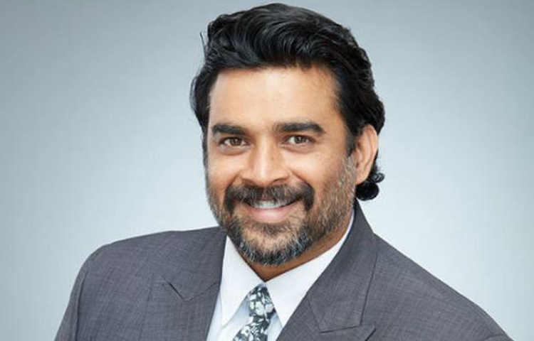 ১৯৭০ সালের এই দিনে ভারতের ঝাড়খণ্ডের জামশেদপুরে তার জন্ম। এই অভিনেতার বাবা ছিলেন টাটা স্টিল কোম্পানির এক্সিকিউটিভ ও মা ছিলেন ব্যাংক কর্মকর্তা। পড়াশোনায় ছিলেন মেধাবী, ইঞ্জিনিয়ারিংয়ের পড়াশোনা শেষ করে একটি সময় তিনি হয়ে উঠেছিলেন দক্ষ বক্তা এবং যুক্তিবিদ।