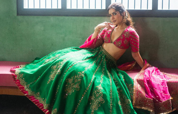 ২০১৩ সাল। হিন্দি চলচ্চিত্র ‘মাদ্রাস ক্যাফে’ এ একটি সহ-অভিনয়ের ছোট্ট সুযোগ পেলেন রাশি। পর্দায় তার উপস্থিতি ছিল অল্প, কিন্তু শক্তিশালী। সেই প্রথম দর্শক ও পরিচালকরা লক্ষ্য করলেন এ মেয়ের চোখে গল্প আছে। এই ছবিই খুলে দেয় দক্ষিণ ভারতীয় চলচ্চিত্রে প্রবেশের দরজা।