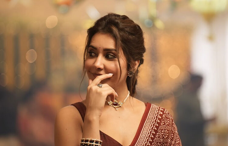 দিল্লির কোলাহলের মাঝেই ১৯৯০ সালের এই দিনে জন্ম রাশির। স্কুলে ছিলেন চুপচাপ কিন্তু দারুণ মেধাবী। ক্লাসে সবসময় পরিচিত ছিলেন মেধাবীদের একজন হিসেবে। পরে ইংরেজি সাহিত্যে স্নাতক সম্পন্ন করেন। ছোটবেলা থেকেই তার লক্ষ্য ছিল একজন প্রশাসনিক কর্মকর্তা হওয়া। দেশের জন্য কাজ করার ইচ্ছা তাকে আইএএস হওয়ার দায়িত্বশীল পথের দিকে টেনে নিয়েছিল।