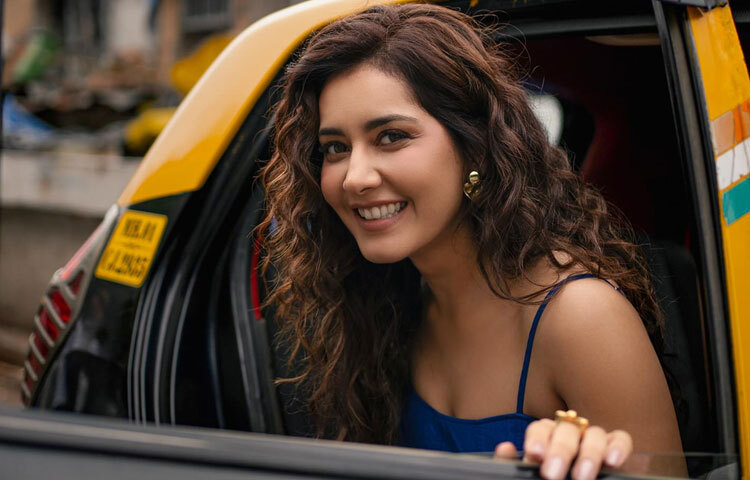 মজার ব্যাপার হলো সিনেমা তার জীবনে পরিকল্পনা করে আসেনি; বরং সুযোগ তাকে খুঁজে নিয়েছে।