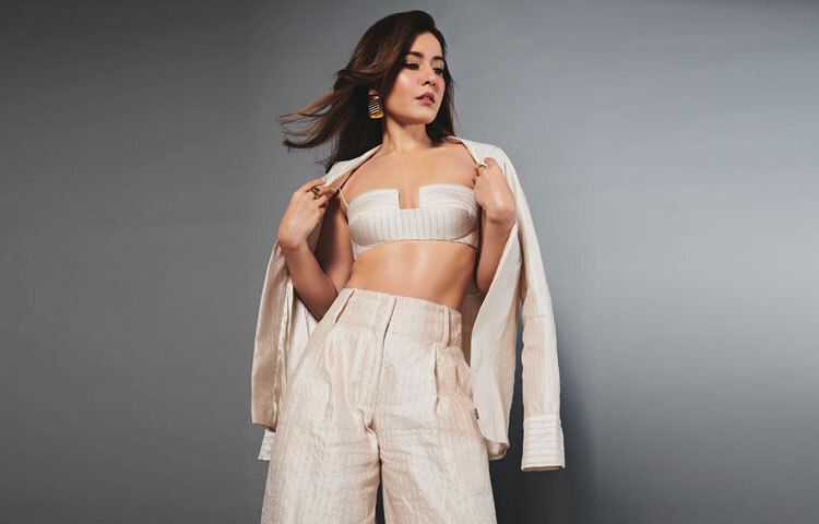 অল্প সময়েই পরিচালকদের নজর পড়ে তার দিকে। সাধারণ চেহারার মেয়ের মধ্যে ছিল অসাধারণ স্ক্রিন প্রেজেন্স।