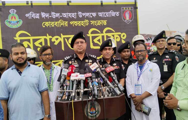 রাজধানীর গাবতলী কোরবানির পশুর হাটের নিরাপত্তা ব্যবস্থা পরিদর্শন শেষে সাংবাদিকদের সঙ্গে কথা বলেন র‍্যাবের লিগ্যাল অ্যান্ড মিডিয়া উইংয়ের পরিচালক কমান্ডার আরাফাত ইসলাম। ছবি: তৌহিদুজ্জামান তন্ময়