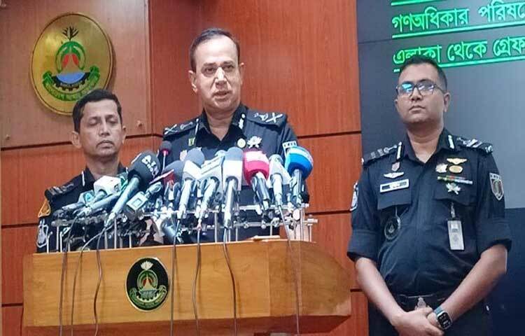 সহিংসতা ঠেকাতে র‌্যাব হেলিকপ্টার থেকে কোনো গুলি করেনি বলে জানিয়েছেন র‌্যাব মহাপরিচালক হারুন অর রশিদ। ছবি: তৌহিদুজ্জামান তন্ময়