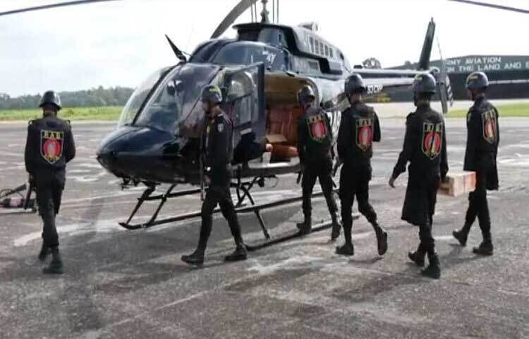 র‌্যাপিড অ্যাকশন ব্যাটালিয়নের (র‌্যাব) হেলিকপ্টার দিয়ে বন্যা দুর্গতদের উদ্ধার ও ত্রাণ বিতরণ শুরু হয়েছে। ছবি: তৌহিদুজ্জামান তন্ময়