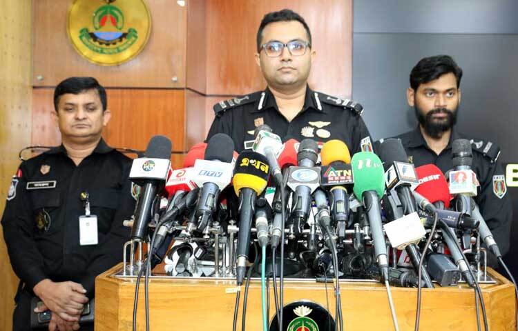 বগুড়ার দুপচাঁচিয়ায় গৃহবধূকে হত্যার পর ডিপফ্রিজে রাখার ঘটনায় তার ছেলেকে গ্রেফতার করেছিল র‌্যাব। তবে পুলিশের তদন্তে মোড় নেয় ঘটনায়। পুলিশ বলেছে, তার ছেলে নয়, বাড়ির ভাড়াটিয়াই এই হত্যাকাণ্ড ঘটিয়েছে। এ ঘটনায় তিনজনকে গ্রেফতার করেছে পুলিশ। ছবি: তৌহিদুজ্জামান তন্ময়