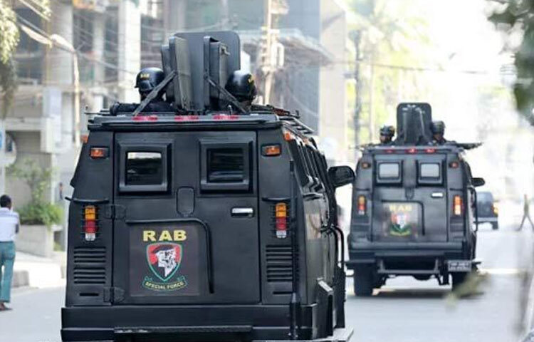 দেশের আইনশৃঙ্খলা পরিস্থিতি স্বাভাবিক রাখতে চোর, ছিনতাইকারী, ডাকাত ও অবৈধ অস্ত্রধারী সন্ত্রাসীদের গ্রেফতার করতে দেশব্যাপী র‌্যাবের রোবাস্ট পেট্রোল ও চেকপোস্ট স্থাপনসহ আভিযানিক কার্যক্রম জোরদার করেছে র‌্যাব।
