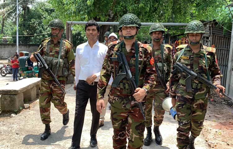 রাজশাহীতে লুট হওয়া মালামাল উদ্ধারে শিক্ষার্থীদের সঙ্গে মাঠে নেমেছে সেনাবাহিনী। শনিবার সকালে নগরীর বুলনপুর, কোর্ট এলাকায় অভিযান চালায় তারা। এসময় লুটের প্রায় ৩০ শতাংশ মালামাল উদ্ধার করা হয়। ছবি: সাখাওয়াত হোসেন