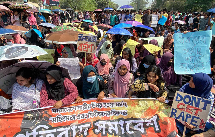 সারাদেশে চলমান ধর্ষণের ঘটনার প্রতিবাদ জানিয়ে ধর্ষকদের কঠোর শাস্তির দাবিতে ঢাকা-রাজশাহী মহাসড়ক অবরোধ করে বিক্ষোভ করেছেন রাজশাহী বিশ্ববিদ্যালয়ের (রাবি) শিক্ষার্থীরা। ছবি: হাসান আদিব