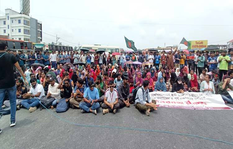 রবীন্দ্র বিশ্ববিদ্যালয়ের স্থায়ী ক্যাম্পাস নির্মাণে উন্নয়ন প্রকল্প প্রস্তাব (ডিপিপি) দ্রুত অনুমোদন ও বাস্তবায়নের দাবিতে মহাসড়ক অবরোধ ও প্রশাসনিক ভবনে তালা ঝুলিয়েছেন শিক্ষার্থীরা। ছবি: এম এ মালেক