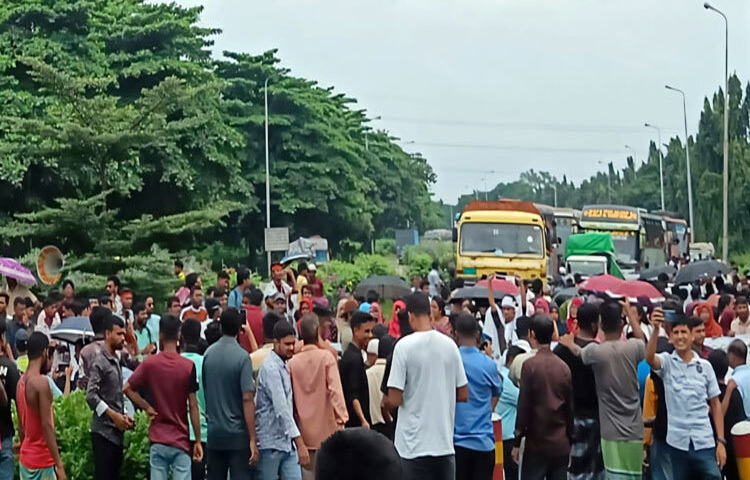 স্থায়ী ক্যাম্পাস নির্মাণ প্রকল্পের ডিপিপি (উন্নয়ন প্রকল্প প্রস্তাব) দ্রুত অনুমোদন ও বাস্তবায়নের দাবিতে যমুনা সেতু পশ্চিম মহাসড়ক অবরোধ করেছেন রবীন্দ্র বিশ্ববিদ্যালয়ের শিক্ষার্থীরা। এতে ঢাকার সঙ্গে উত্তরবঙ্গের সড়ক পথে যোগাযোগ বন্ধ হয়ে গেছে। ছবি: এম এ মালেক
