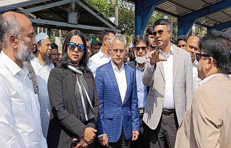 আসন্ন ঈদুল ফিতরকে সামনে রেখে পরিবহন সেক্টরে কোনো ধরনের ভাড়া বাড়ানো হবে না বলে জানিয়েছেন সড়ক পরিবহন ও সেতু মন্ত্রী শেখ রবিউল আলম।