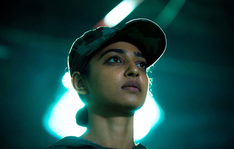 আজ এই গুণী অভিনেত্রীর জন্মদিন। ১৯৮৫ সালের এই দিনে তামিলনাড়ুর ভেলোরে রাধিকার জন্ম। তবে বেড়ে ওঠা মহারাষ্ট্রের পুনেতে। তার বাবা ছিলেন একটি হাসপাতালের নিউরোসার্জন। ছোটবেলা থেকেই সংস্কৃতি আর শিক্ষার পরিবেশে বড় হওয়া রাধিকা স্নাতক পর্যায়ে গণিত পড়লেও মনের টান ছিল মঞ্চ ও অভিনয়ের দিকে।