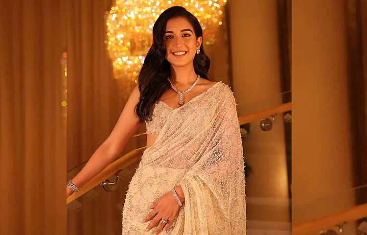 আম্বানী পরিবারের ছোট বউ রাধিকা মার্চেন্ট সব সময়ই ফ্যাশনে থাকেন সংযত অথচ আভিজাত্যপূর্ণ। এই আয়োজনে তিনি বেছে নিয়েছিলেন ফ্লোরাল সাদা শাড়ি। হালকা গয়না ও ন্যাচারাল মেকআপে তার উপস্থিতি ছিল স্নিগ্ধ ও অভিজাত।