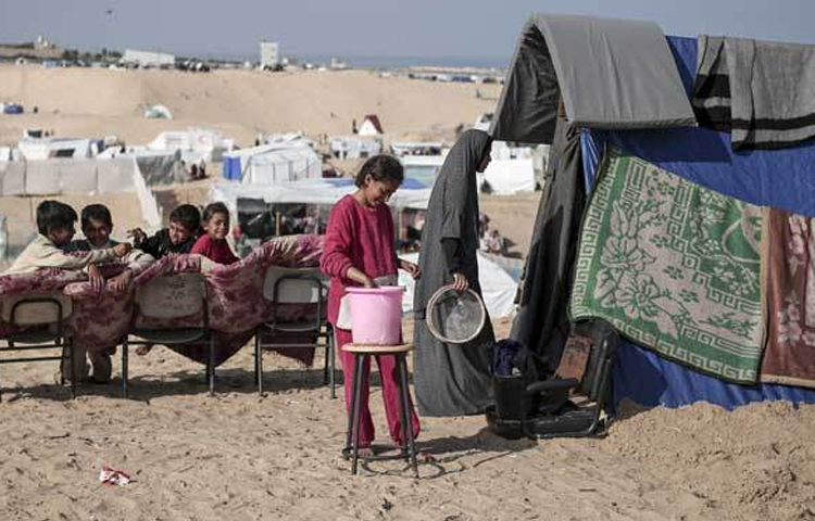 রাফায় ইসরায়েলি বাহিনীর বোমা হামলায় ১৭ জন নিহত হয়েছেন। ছবি: এএফপি