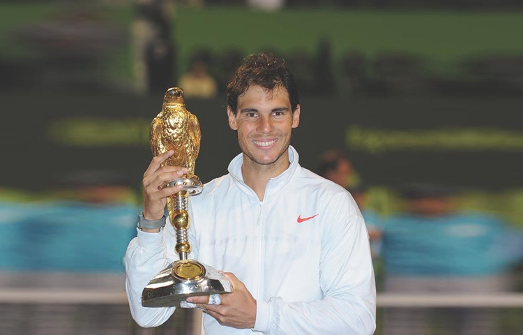 নাদালের ক্যারিয়ার বারবার ক্ষতবিক্ষত হয়েছে ইনজুরিতে। হাঁটু, কবজি, পায়ের পেশি, শরীরের নানা জায়গায় চোট পেয়ে অনেকবার তার কোর্ট ছেড়ে যেতে হয়েছে। কিন্তু প্রত্যাবর্তনের প্রতিটি গল্প যেন সিনেমার মতো। বারবার ফিরে এসেছেন আরও শক্তভাবে, আরও দৃঢ় প্রতিজ্ঞায়।