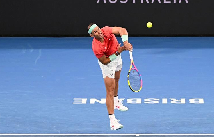 ছোটবেলায় রাফা সমান দক্ষতা দেখিয়েছিলেন ফুটবল ও টেনিসে। তবে ৮ বছর বয়সে স্পেনের কিংবদন্তি কোচ টনি নাদাল, যিনি রাফার কাকা তার মধ্যে অসাধারণ টেনিস প্রতিভা দেখতে পান। সেই শুরু, টনির কঠিন ট্রেনিং, কঠোর নিয়ম ও রাফার স্বপ্ন একত্র হয়ে তৈরি করল ভবিষ্যতের এক কিংবদন্তি।