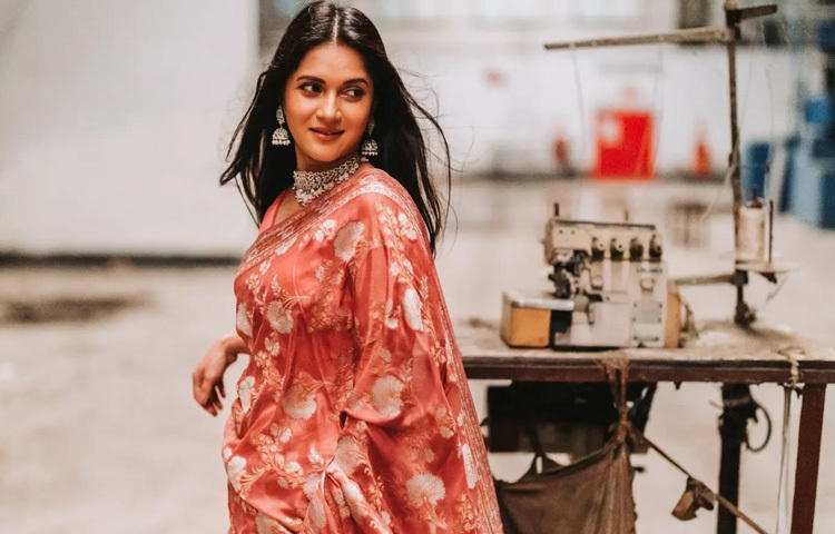 মিথিলা অসাধারণভাবে নিজের সব পরিচয়কে সমন্বয় করেন। তিনি মা, স্ত্রী, অভিনেত্রীর পাশাপাশি একজন এনজিও পেশাজীবী; এসব পরিচয়ের ভিড়ে কোথাও কোনো গড়বড় নেই। নিজের মেয়ের সঙ্গে সময় দেওয়া, পেশাগত দায়িত্ব পালন এবং অভিনয়ের ব্যস্ততা; সবই চলে পরিপাটিভাবে।