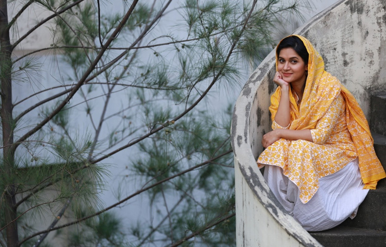 দুই বাংলার যৌথ প্রযোজনায় মিথিলা হয়ে উঠেছেন একটি সেতুবন্ধন, যিনি অভিনয় দিয়ে সংস্কৃতিকে এক করেছেন।